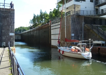 En båt seglar in i slussen i Trollhättan