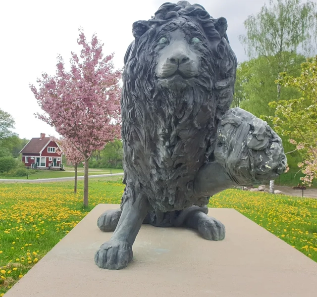 lejonskulptur i skulpturpark