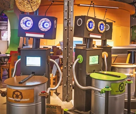 En massa maskiner som finns i ett rum.