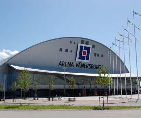 En stor byggnad med en skylt på sidan av den.