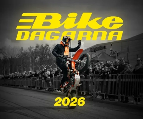 En man kör en dirt bike på toppen av en racerbana.