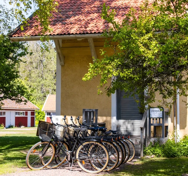 Falkängens hantverksby med historiska byggnader och grönskande omgivningar.