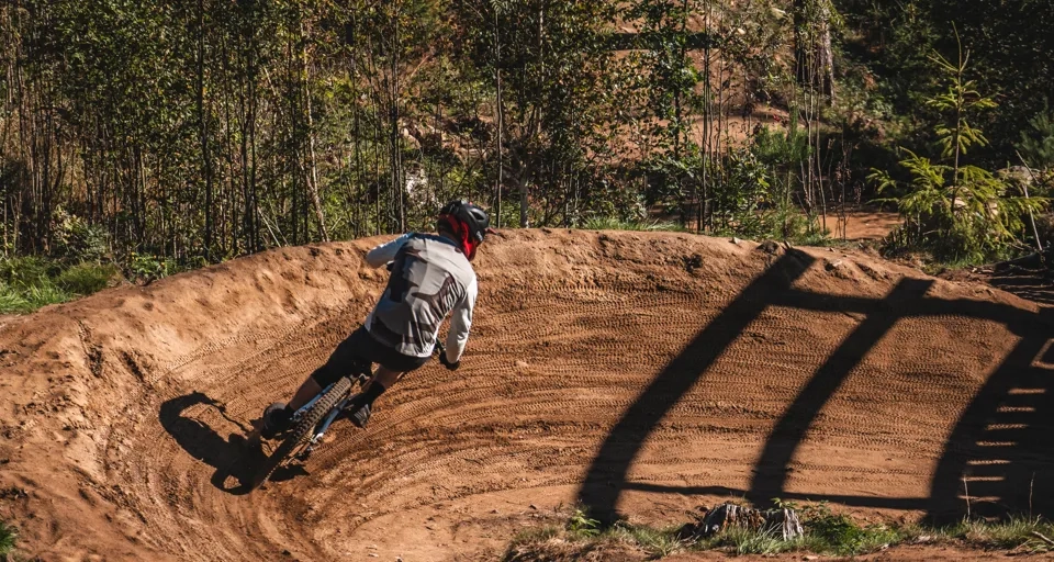 Cykelanläggning fångad ovanifrån med hjälp av drönare.