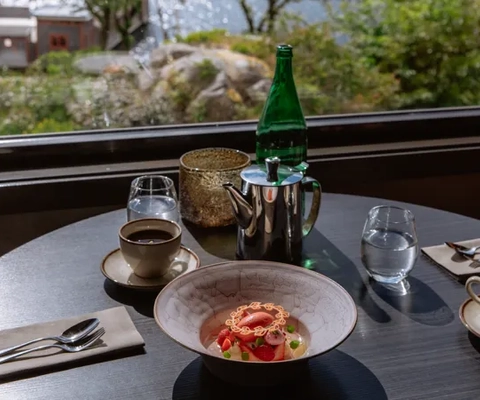 Tallrik med dessert serverade i en restaurang.