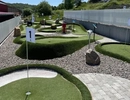 En minigolfbana med konstgräs.