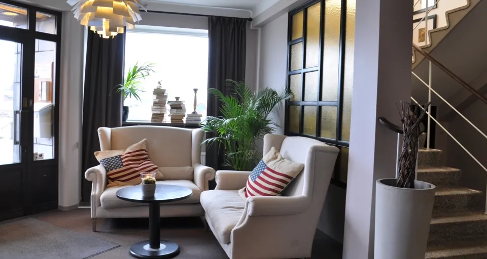 Ett rum fyllt med möbler och en trappa.