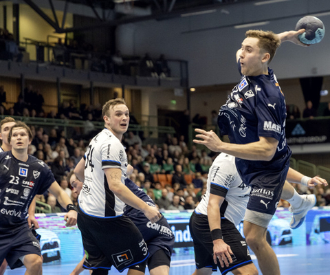 Grabbar som spelar handboll på elitnivå. 