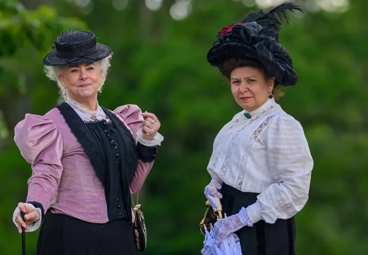 Modevisning - 1800-talets kläder
