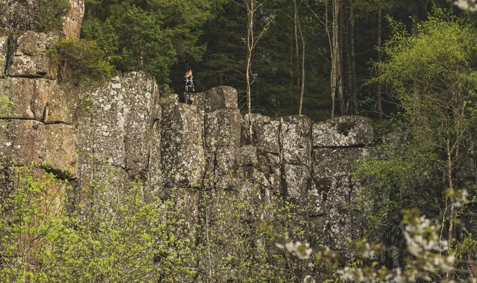 En person står längst uppe på branta diabaspelare.