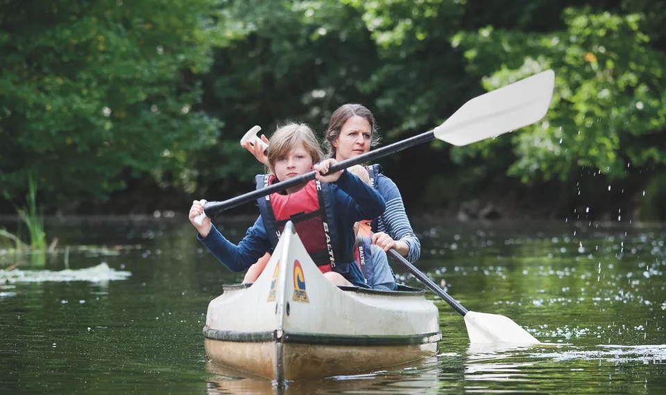 Några personer som paddlar kanot.