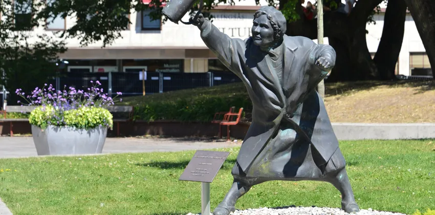 Statyn föreställande en dam med handväskan i högsta hugg