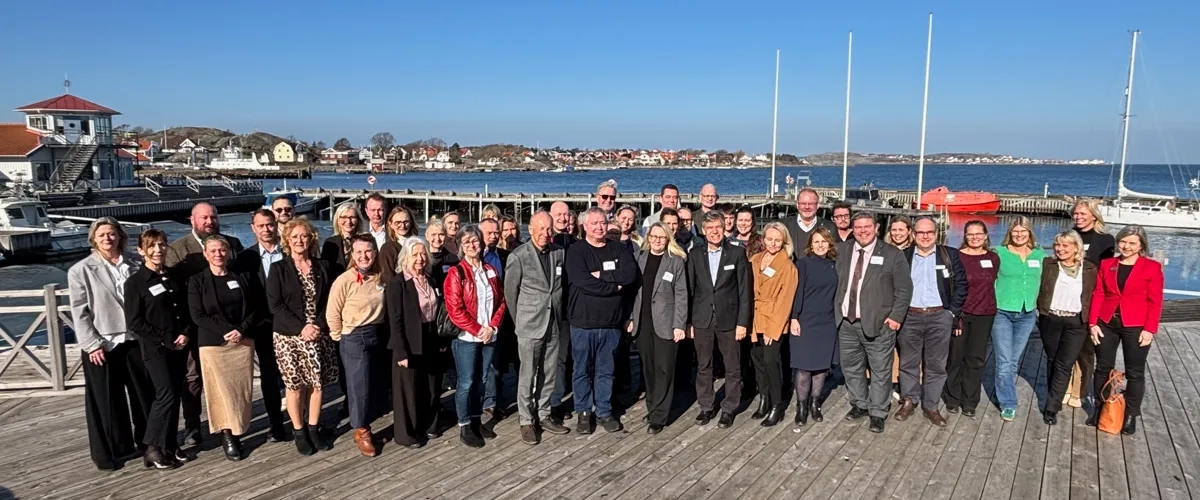 En grupp människor som står på toppen av en träpir.