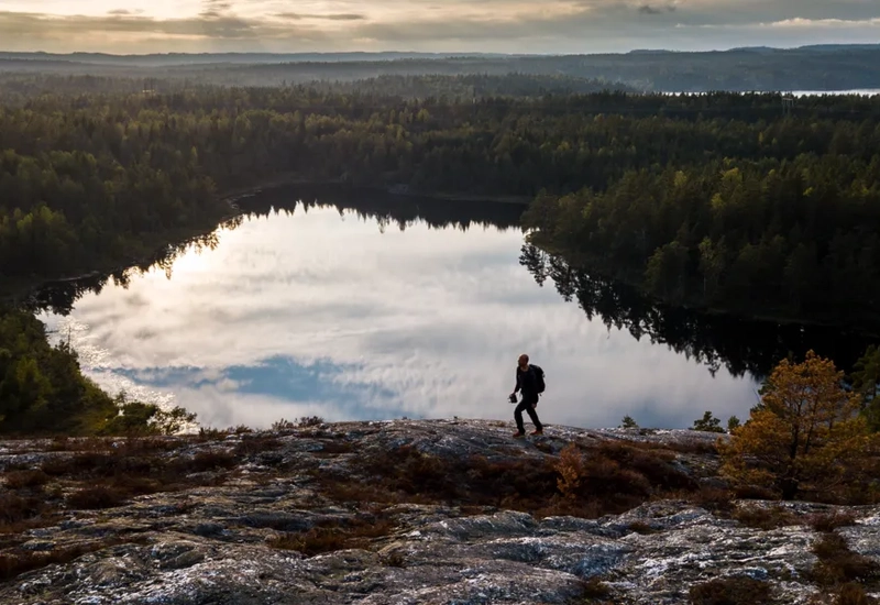 En man som vandrar på Sörknatten i Dalsland.