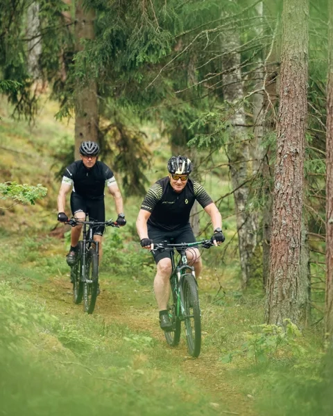 Människor som cyklar i ett naturområde.