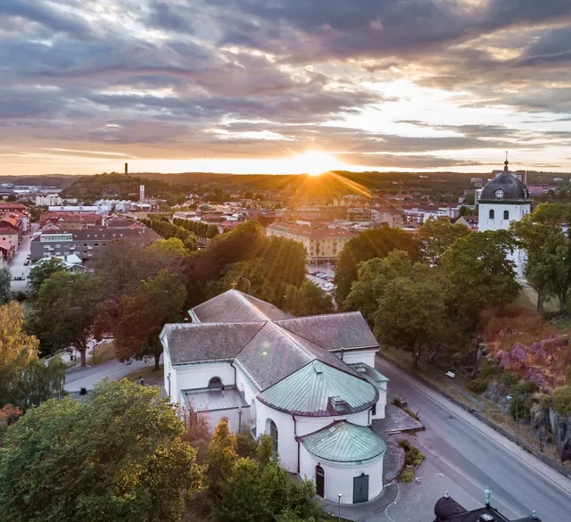 Uddevalla kyrka med solnedgång bortom staden
