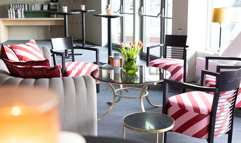 Mysiga fåtöljer i tivoliinspirerad interiör på Best Western Plus Åby Hotel