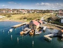 En flygbild av en hamn med båtar och hus.