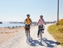 Två personer cyklar på en ö.