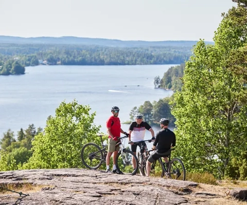 Grupp människor som cyklar.