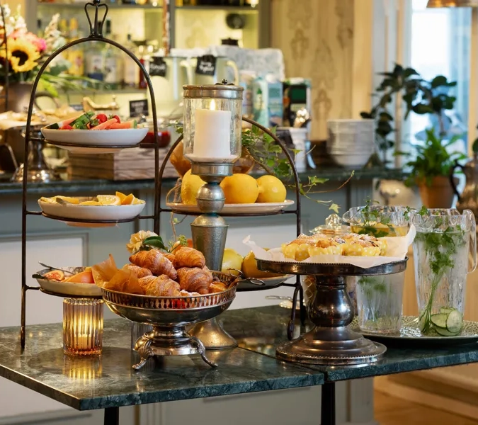 Ett bord med olika sorters mat på.