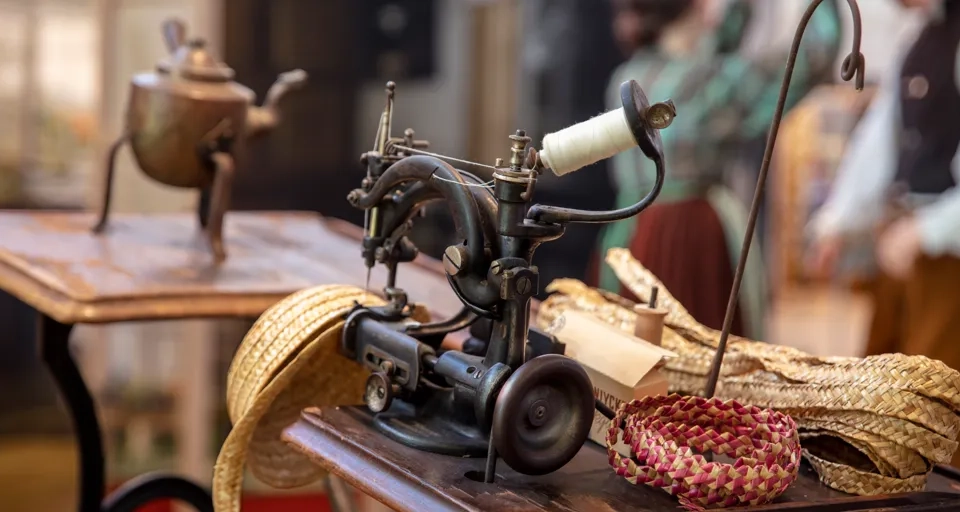 Utställning på Halmens hus. Halmhatt tillverkas på symaskin.