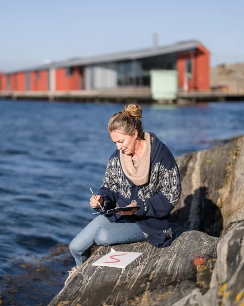 Målar utanför Nordiska Akvarellmuseet