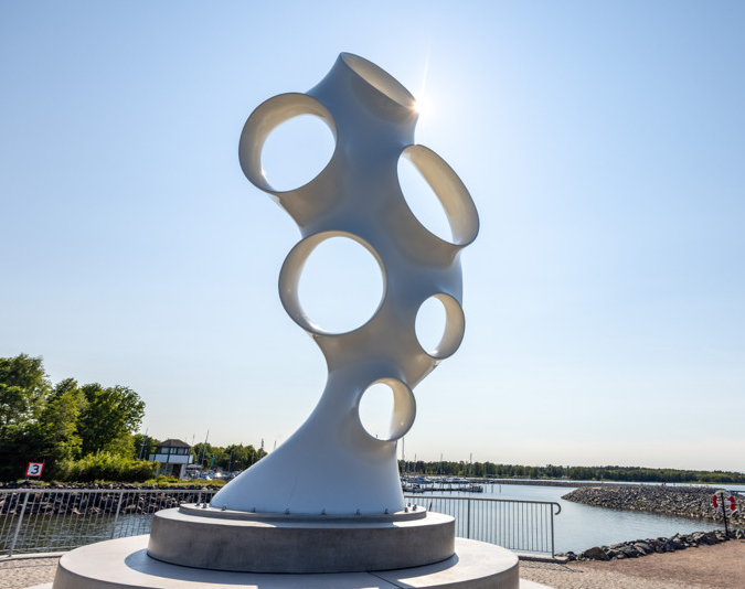 Framnäs Strandpark med konstverket HOLD på pirhuvdet