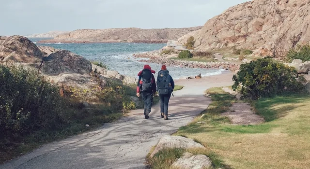 Kvinnor som vandrar Kuststigen genom Lysekil