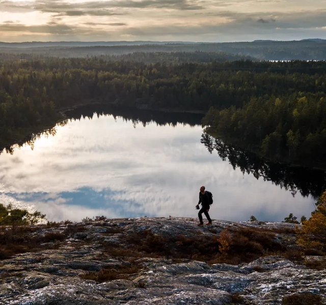 En man som vandrar på Sörknatten i Dalsland.