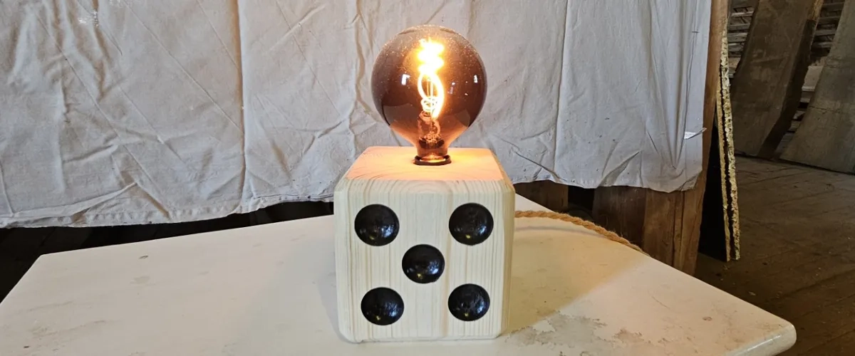 Träkonst i form av en lampa