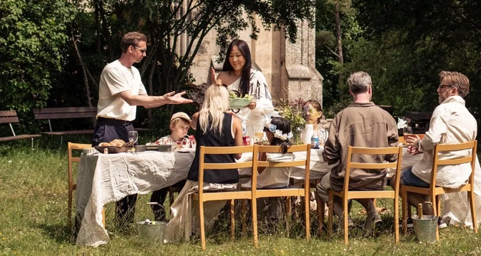 personer fikar framför Österplana Agriturismo
