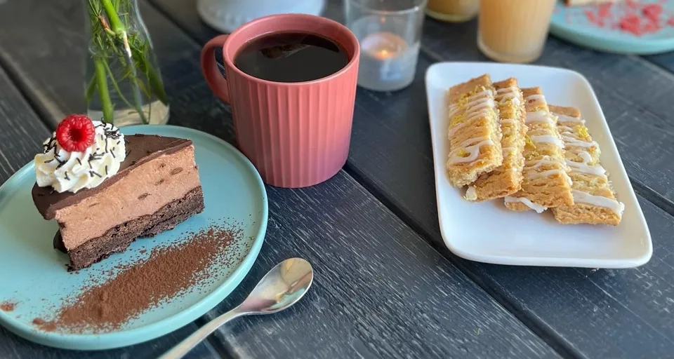 Ett träbord med tallrikar med mat på.