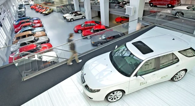 En bilhall fylld med massor av bilar.