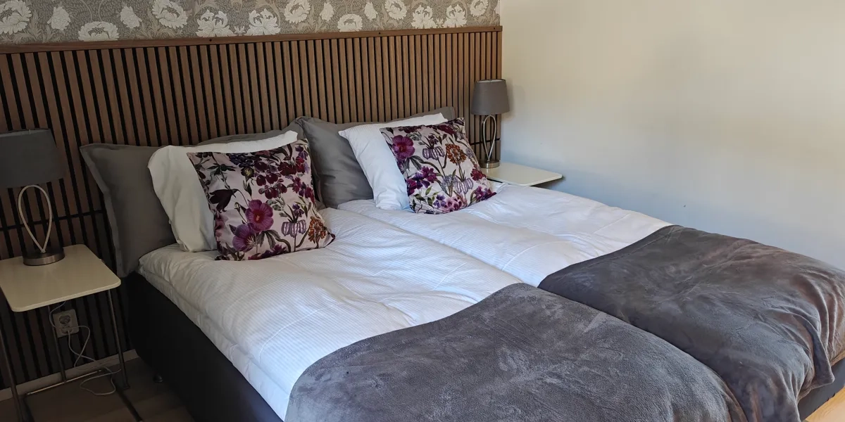 Några sängar som står bredvid varandra.