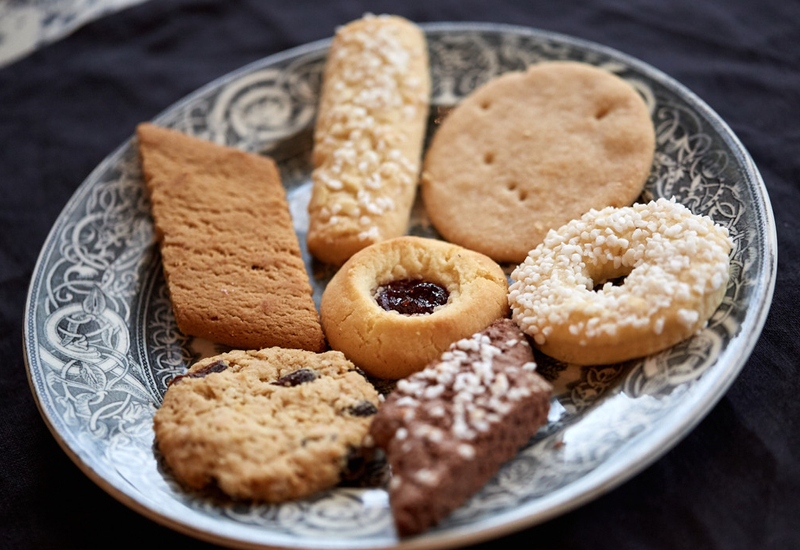 A plate of cookies and cookies on a table.