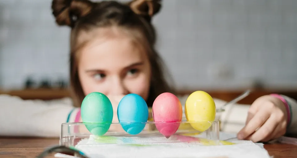 Barn tittar på målade ägg.