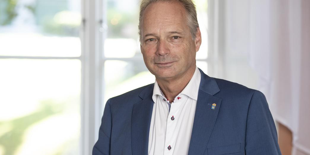 F d kommunalrådet o landshövdingen Anders Flanking föreläser med Urban Ahlin.