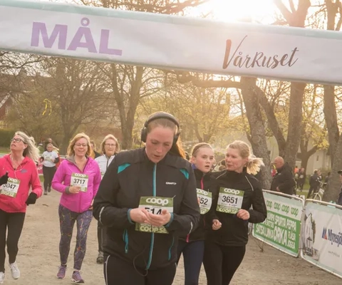 En grupp människor som springer i ett lopp.