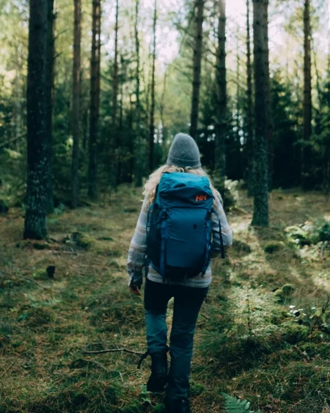 Kvinna vandrar Pilgrimsleden