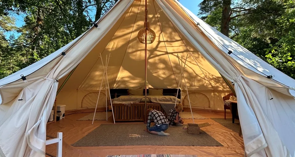 Öppet möblerat glampingtält