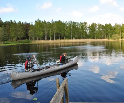 Två personer i en kanot på en sjö.