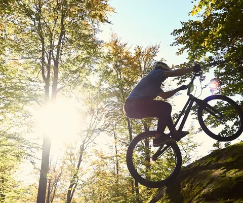Person som åker mountainbike i skogsterräng