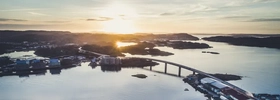 Ein großes Gewässer mit einer Brücke im Hintergrund.