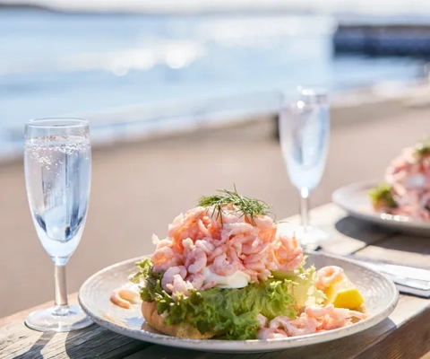 Räksmörgås vid havet