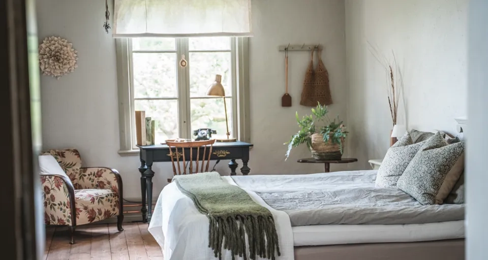 Hotellrum i förläggargårdsmiljö.