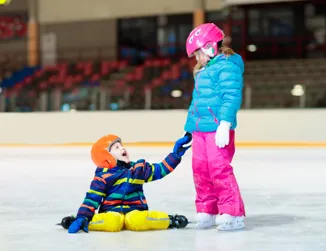 Barn åker skridskor i inomhushall