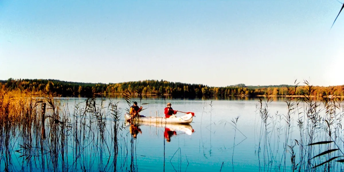 Några personer i en båt på en sjö.