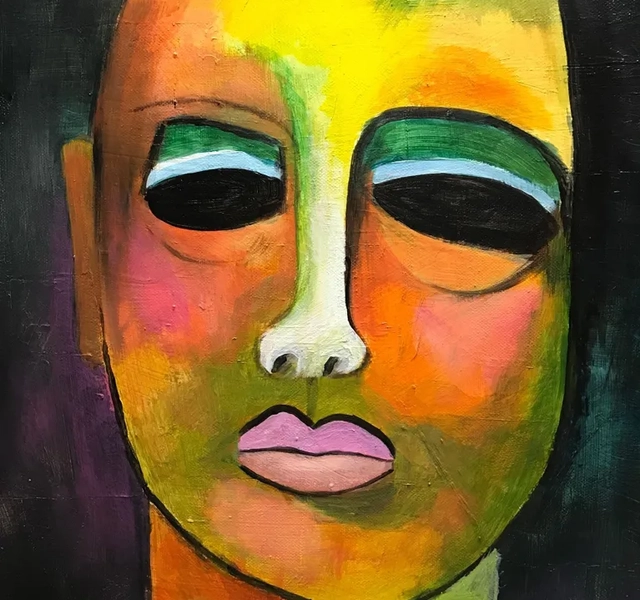 En målning av en kvinnas ansikte med ljusa färger.