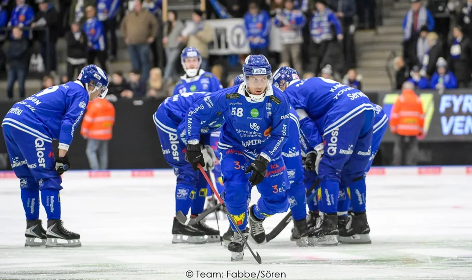 Två lag som spelar bandy