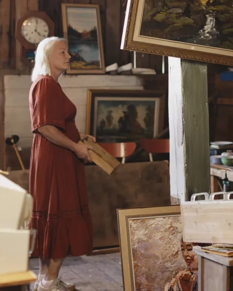 en kvinna som kikar i en loppisbutik